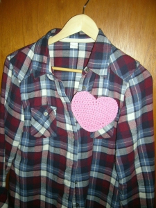 Pink crochet heart applique pin 